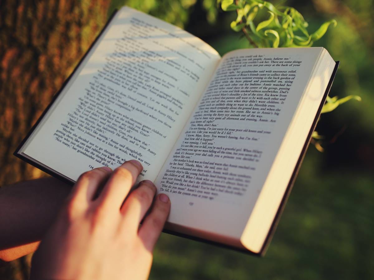 Dłonie z książką