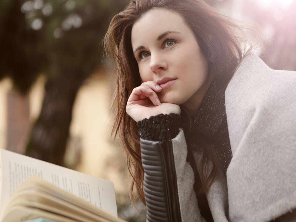 Zamyślona dziewczyna z długimi włosami