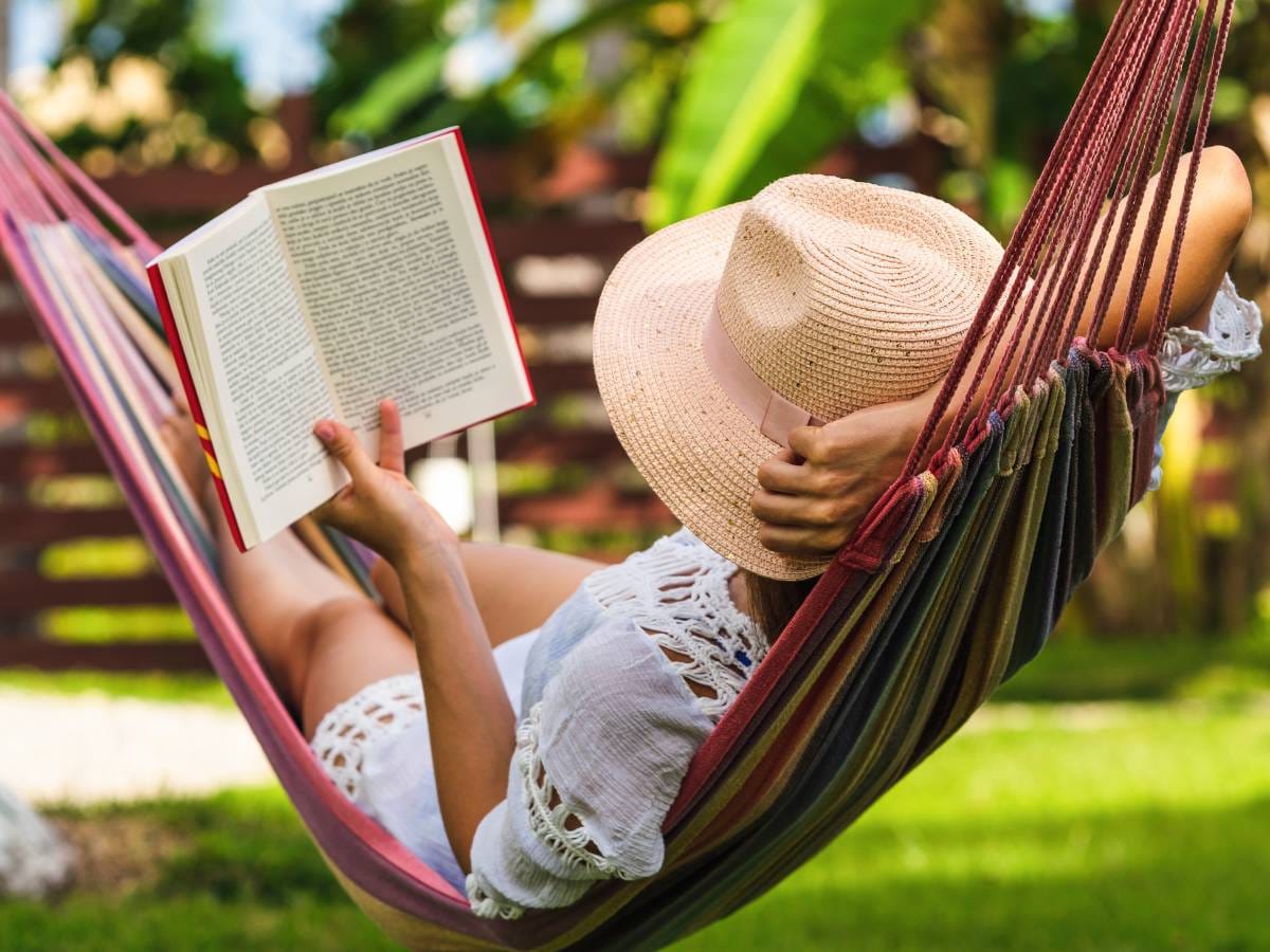 Kobieta z książką w hamaku