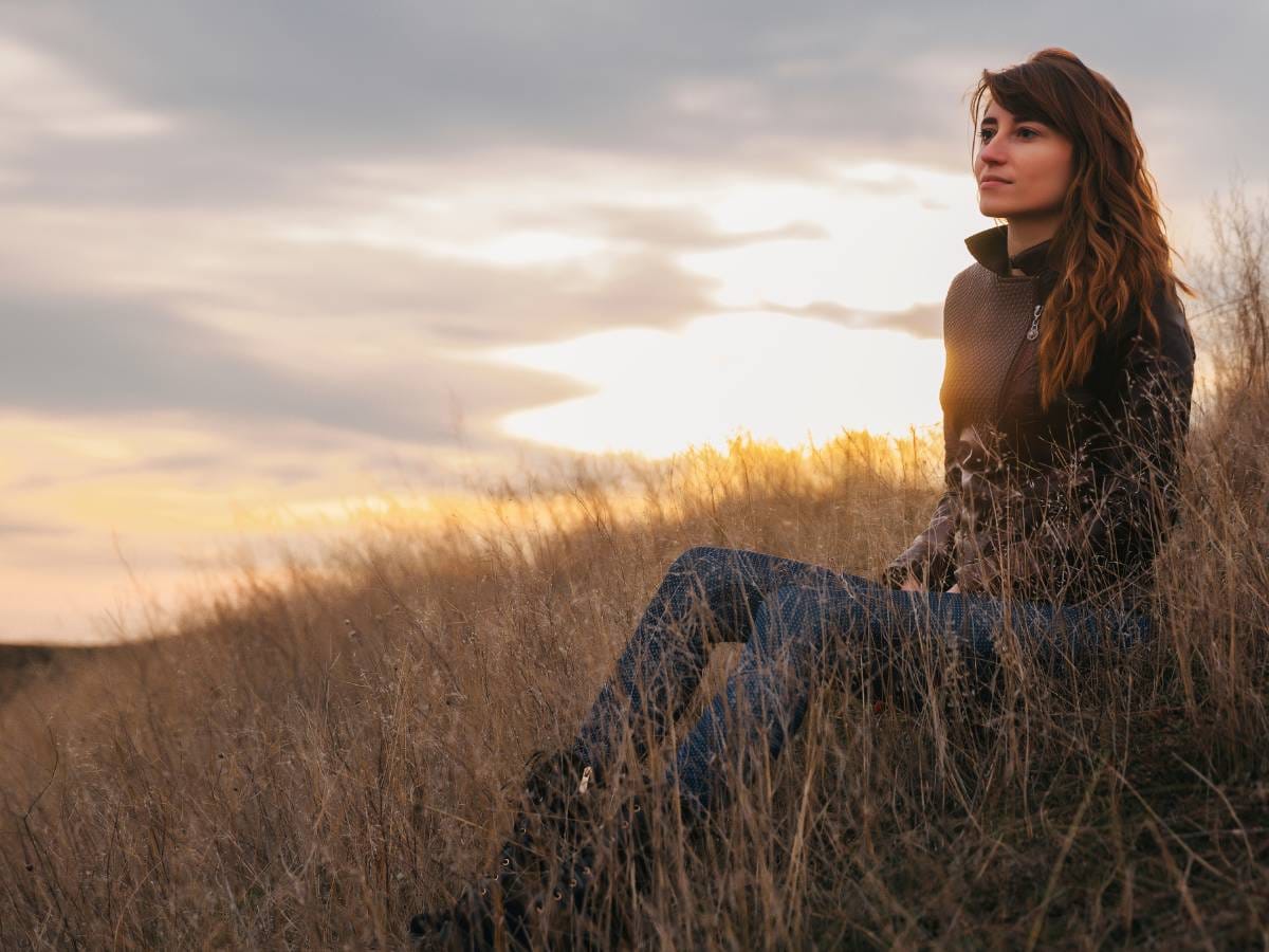 Kobieta na spacerze wśród łąk