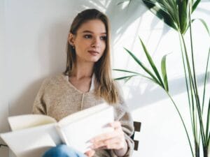 Kobieta z książką