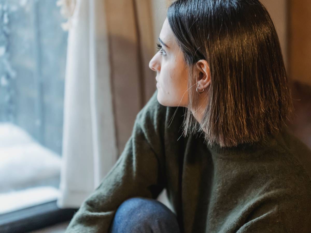 Dziewczyna wpatrzona w okno