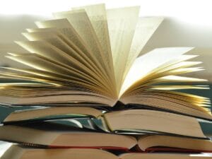 Książka z otwartą okładką