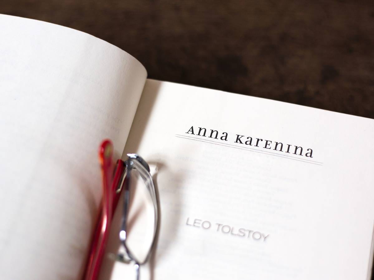 Otwarta książka i okulary