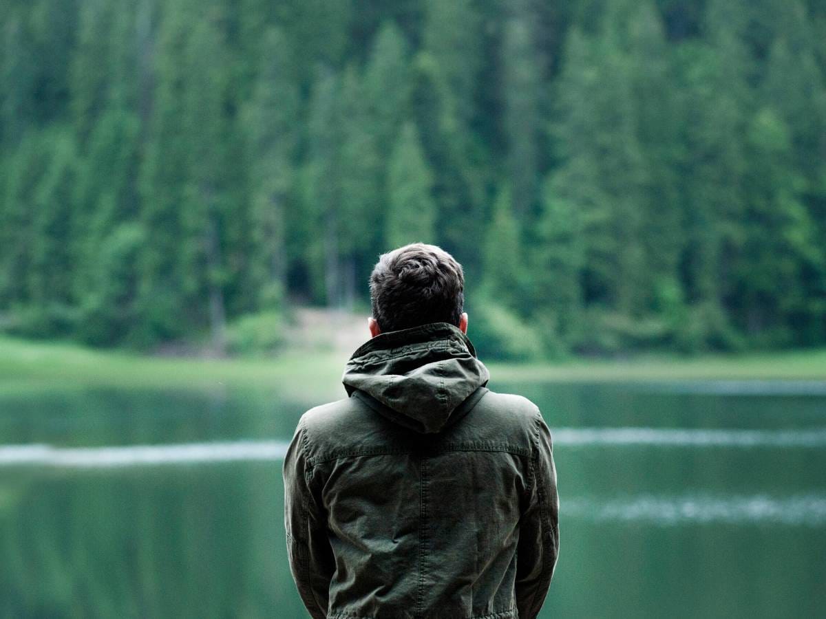 Mężczyzna na tle drzew w parku