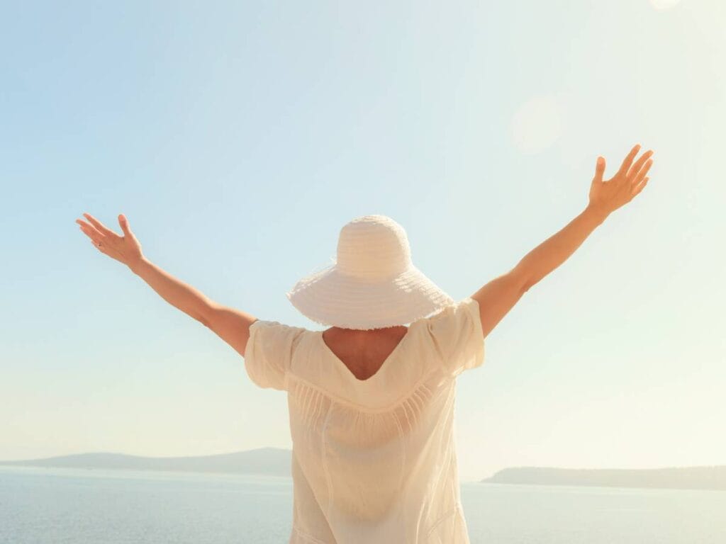 Kobieta z wzniesionymi ramionami