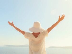 Kobieta z wzniesionymi ramionami
