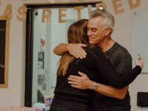 Starszy mężczyzna ściska kobietę