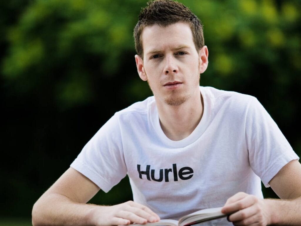 Młody mężczyzna z książką