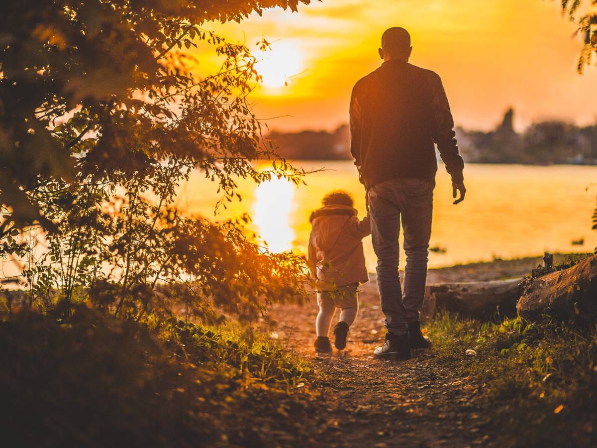 Ojciec z córką na tle zachodu słońca