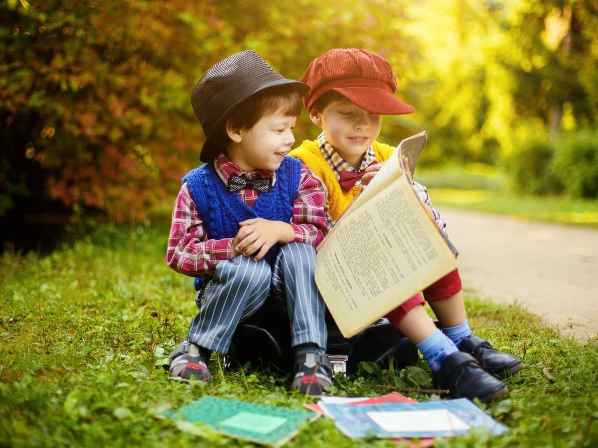 Dwóch czytających chłopców