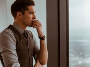 Zamyślony mężczyzna