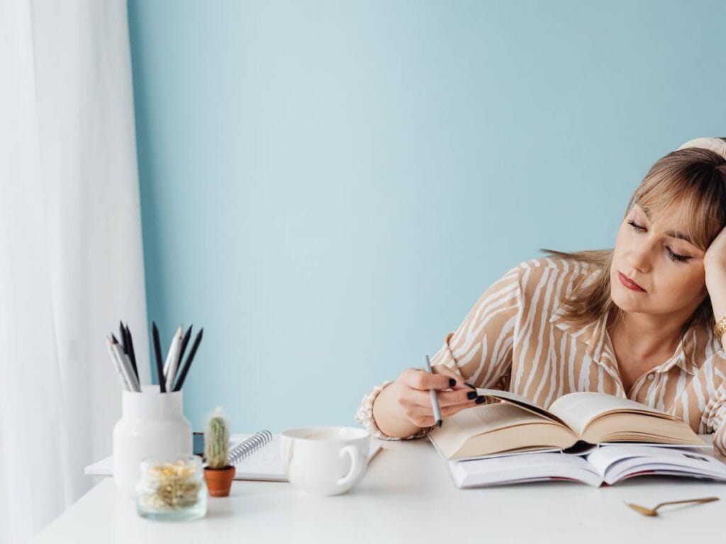 Kobieta z książką przy biurku