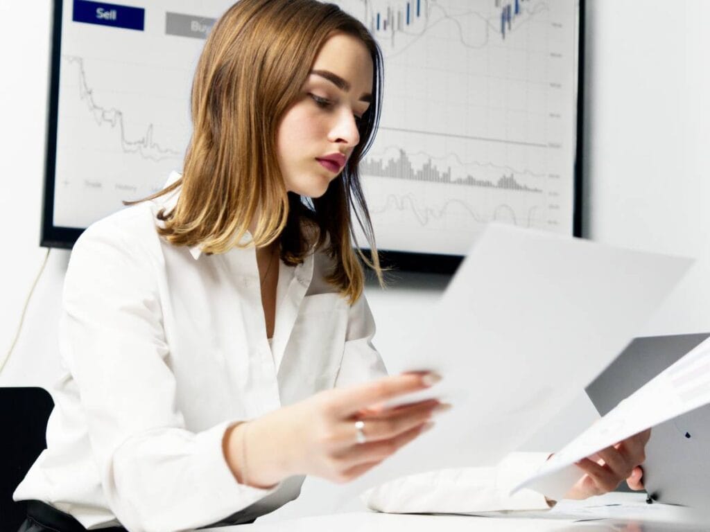 Kobieta z dokumentami