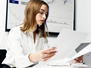 Kobieta z dokumentami