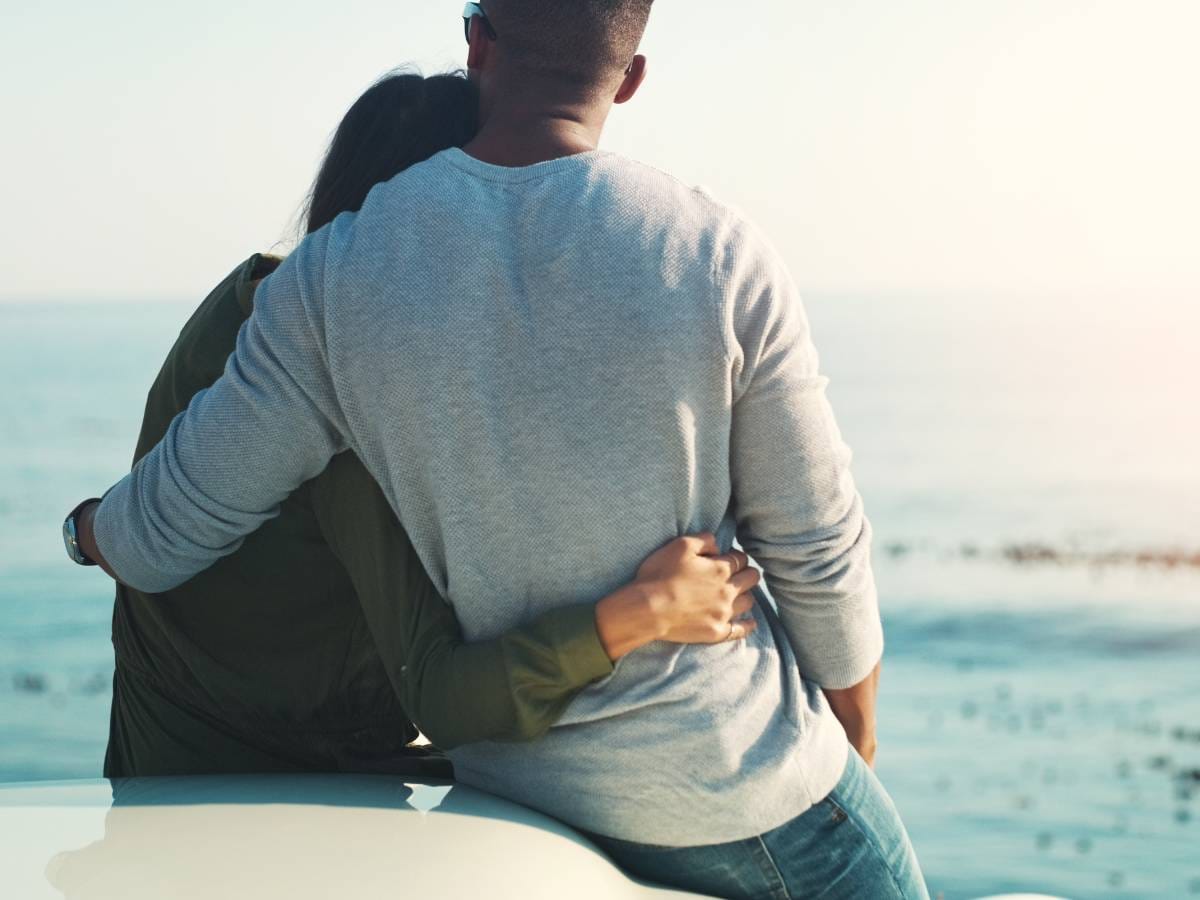 Przytulona para nad morzem