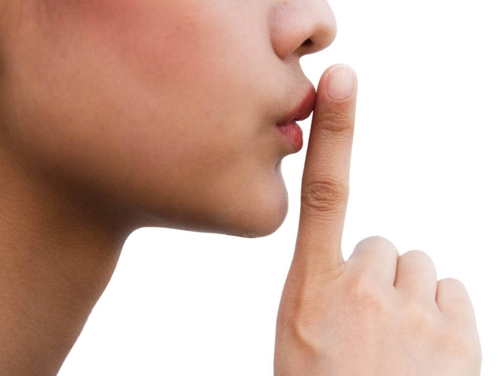 Kobieta z palcem przy ustach