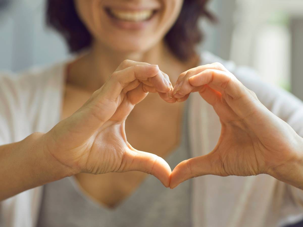 Gest serduszka wykonany przez k kobietę