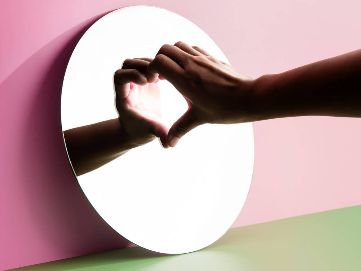 Gest serduszka odbity w lustrze