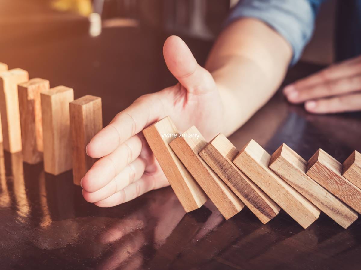 Dłoń blokująca klocki