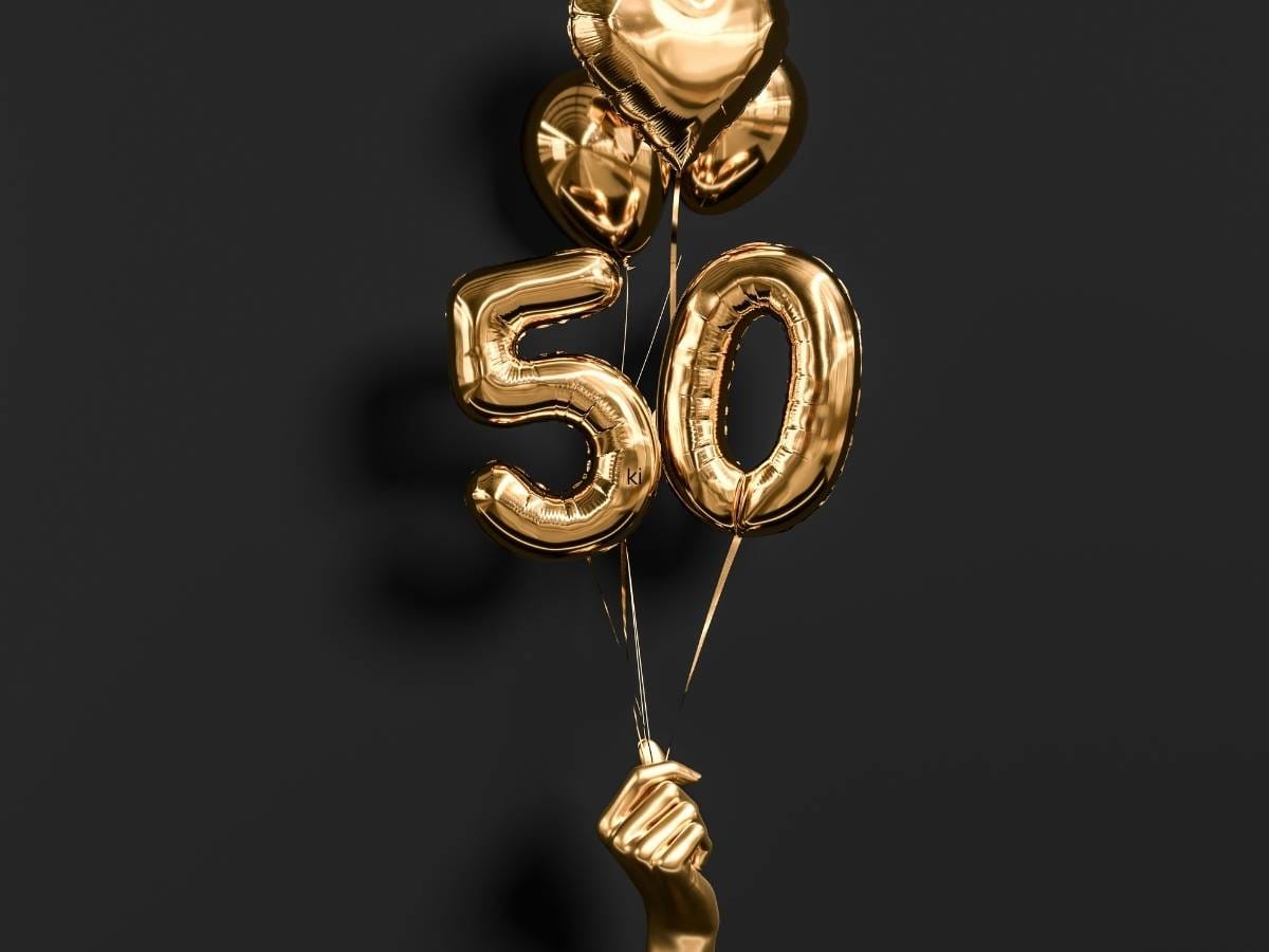 Liczba 50 z złotych balonów