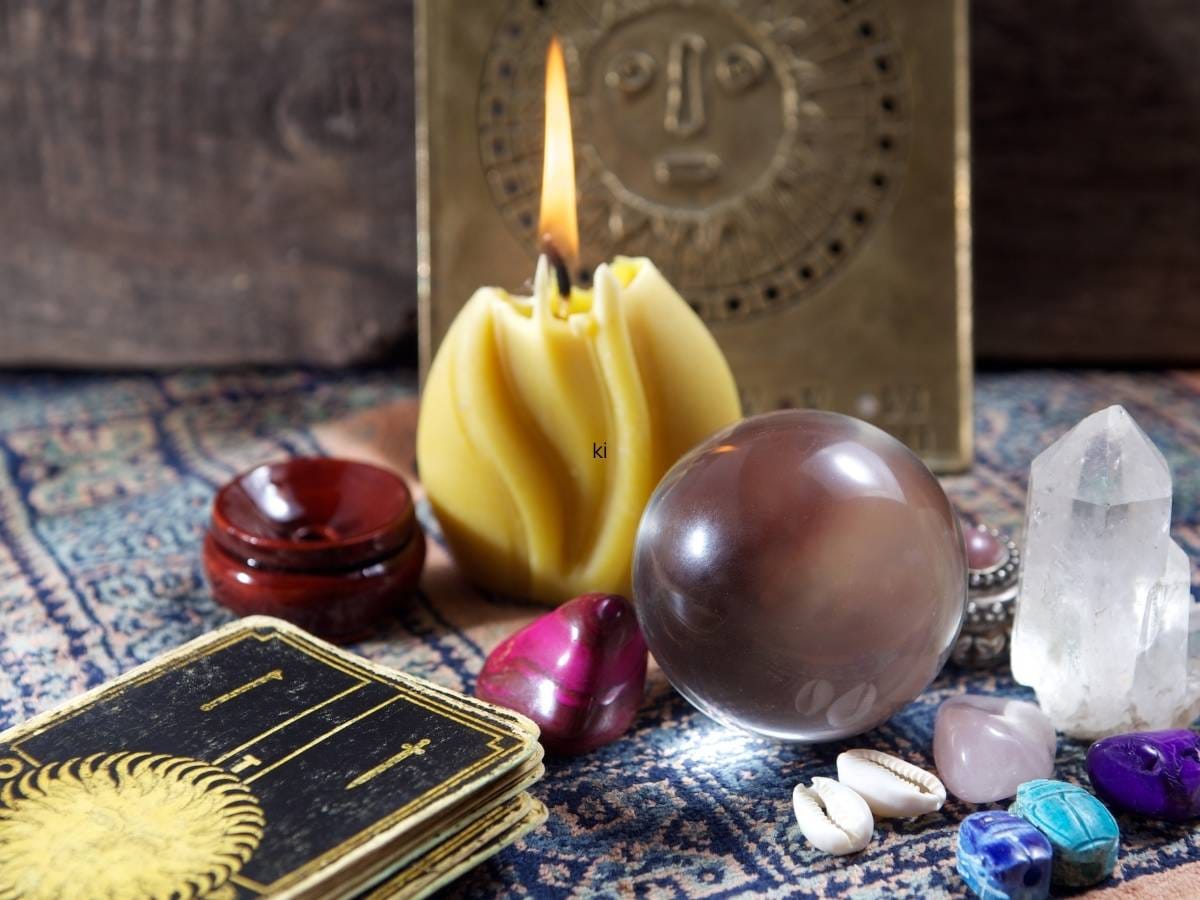 Świeca, karty i inne akcesoria wróżbiarskie