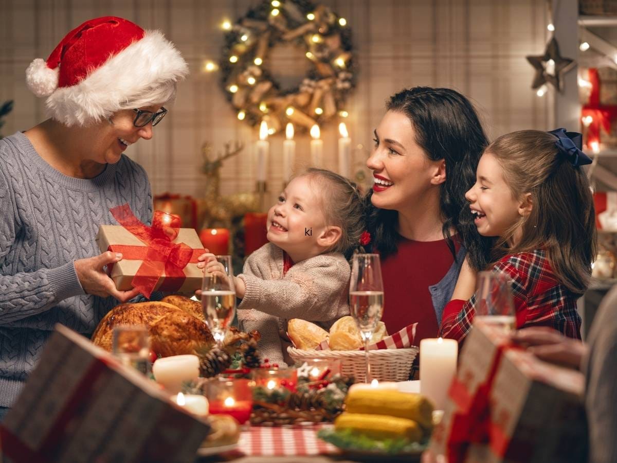 Rodzina przy świątecznym stole
