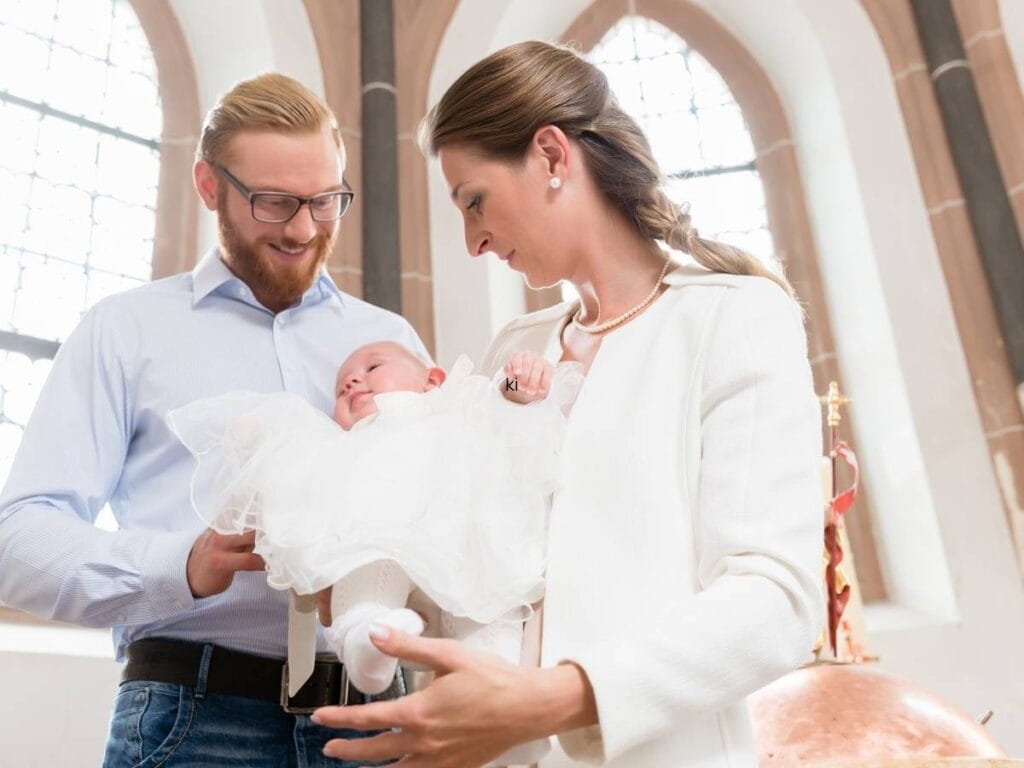 Rodzice trzymają dziecko przed chrztem