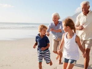 Babcia i dziadek z wnukami nad morzem