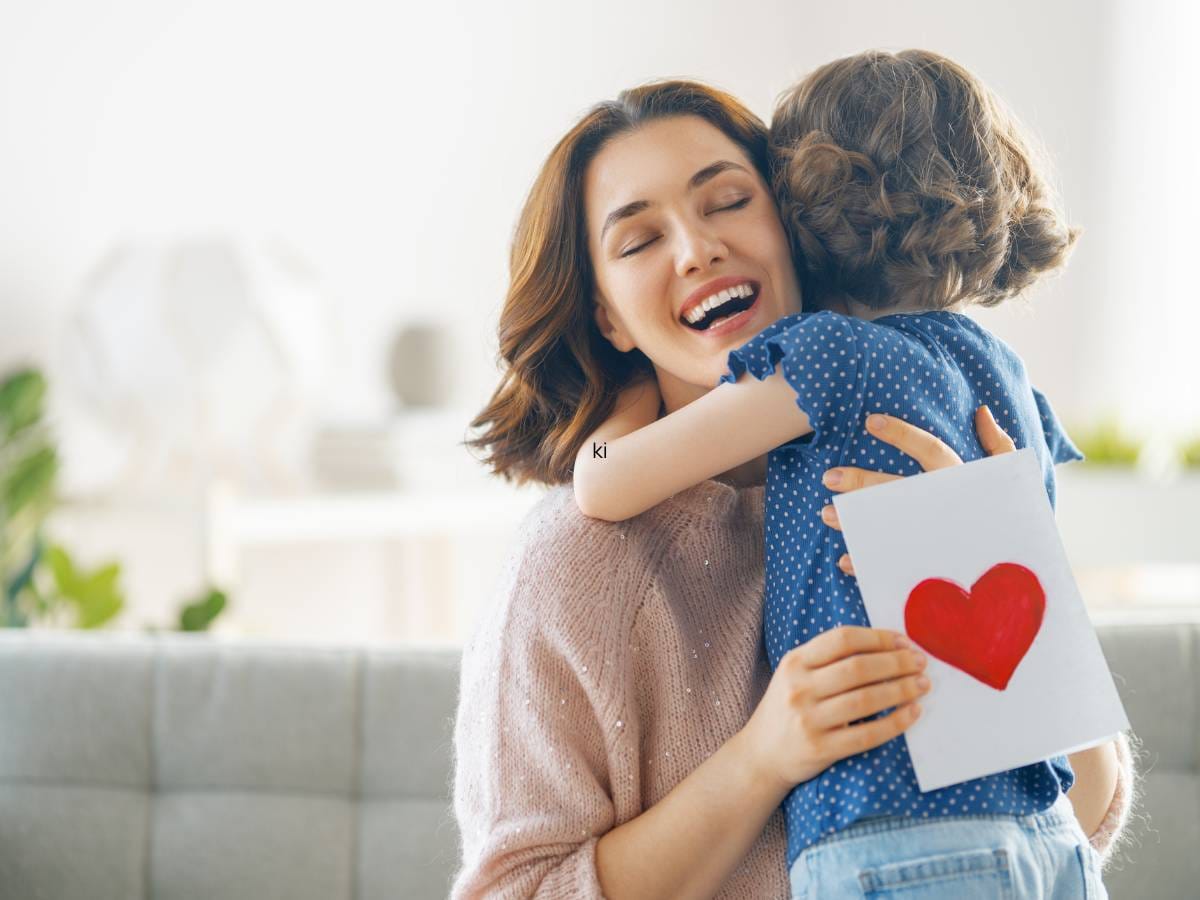 Mama uściskana prze synka