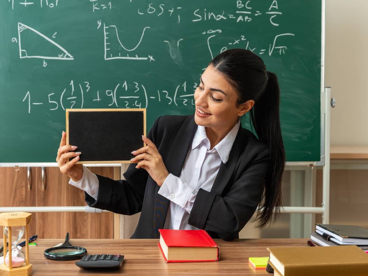 Nauczycielka w klasie za biurkiem