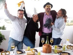 Ludzie świętujący koniec roku