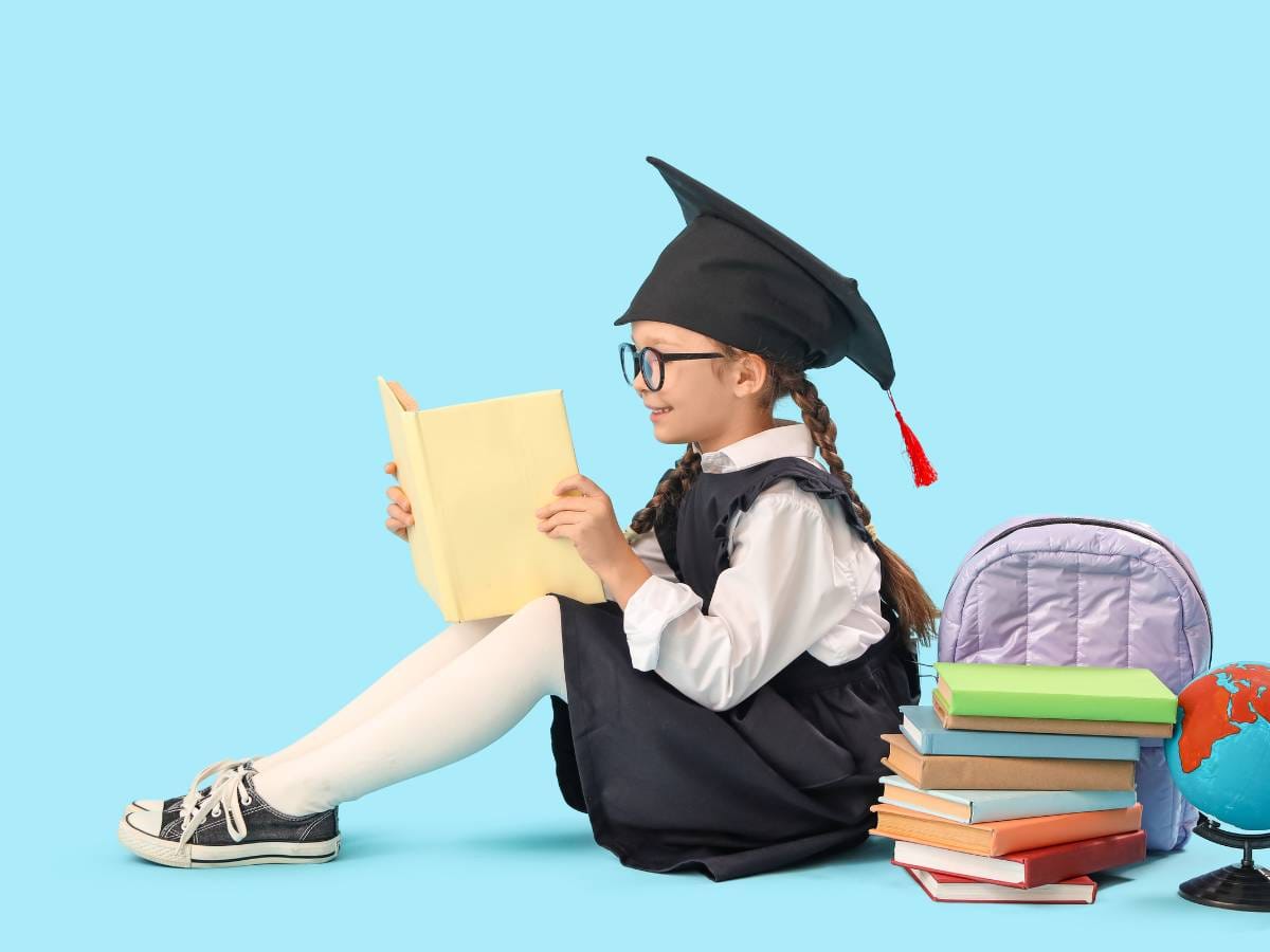 Dziewczynka w galowym stroju szkolnym