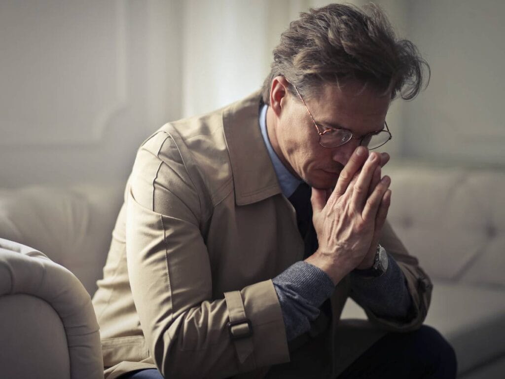 Zamyślony mężczyzna