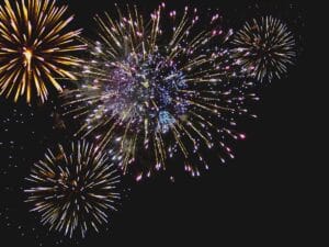 Fajerwerki na ciemnym niebie