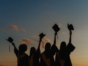 Młodzież na tle ciemniejącego nieba