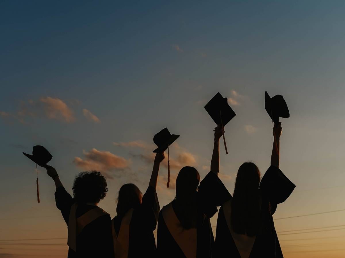 Młodzież na tle ciemniejącego nieba