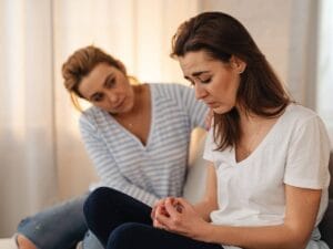 Dwie kobiety pocieszające się