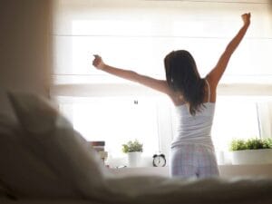 Kobieta na tle okna o poranku