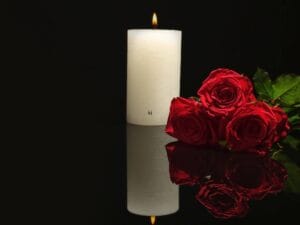 Świeca i czerwone róże