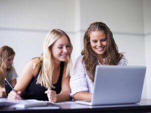 Szczęście - kobiety przed laptopem