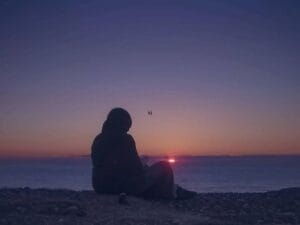 Kobieta w mroku nad morzem