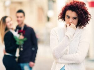 Przytulona para i zazdrosna kobieta