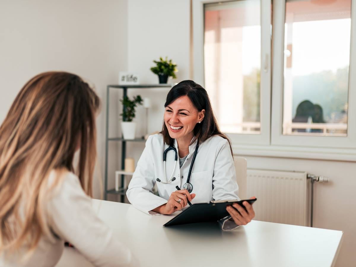 Kobieta w gabinecie lekarskim