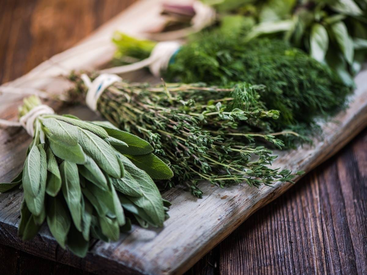 Zioła ułożone na desce